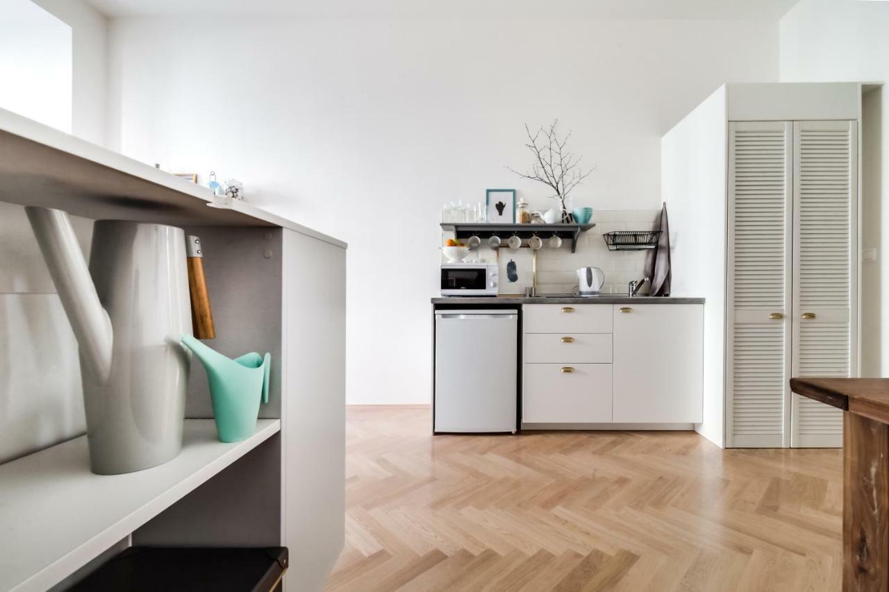 Trendy Local Apartment Praga Esterno foto