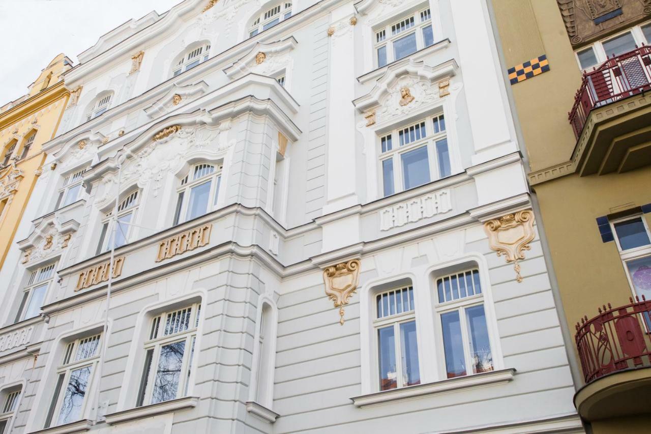 Trendy Local Apartment Praga Esterno foto