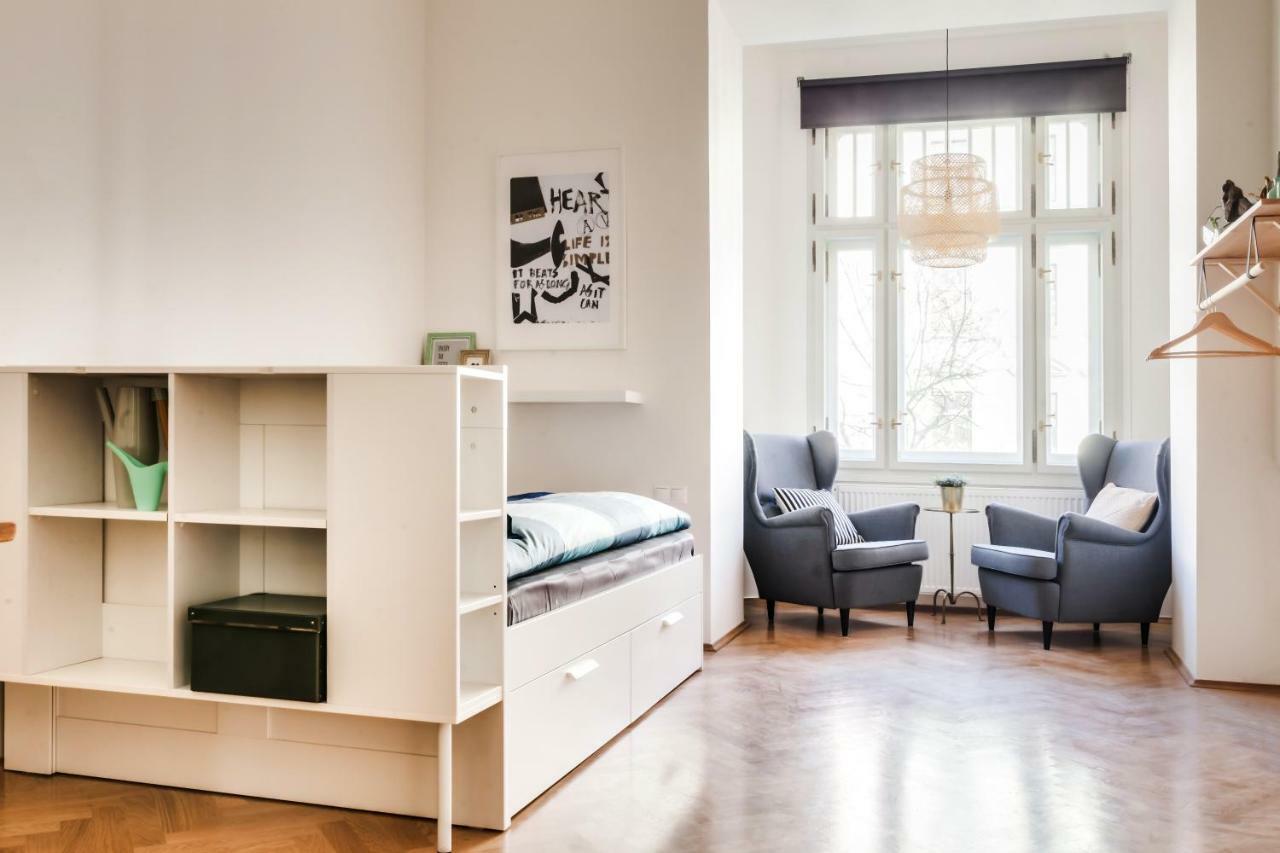 Trendy Local Apartment Praga Esterno foto