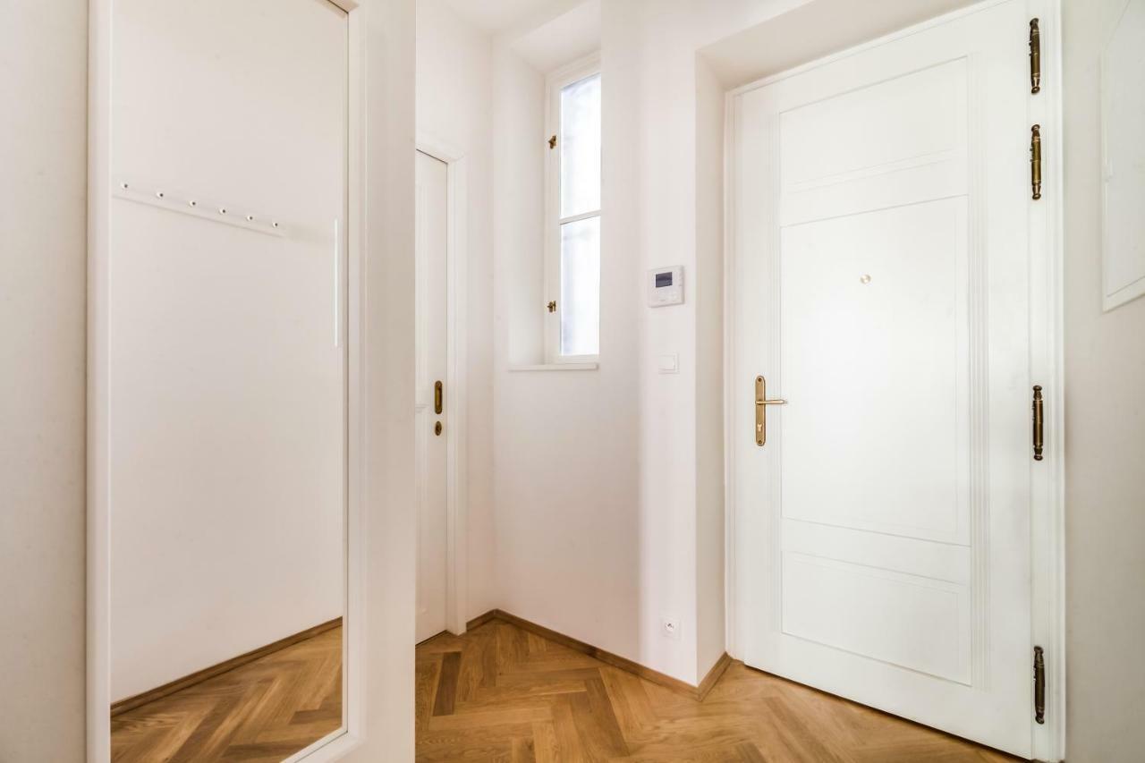 Trendy Local Apartment Praga Esterno foto