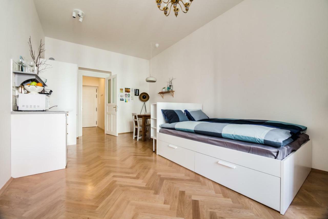 Trendy Local Apartment Praga Esterno foto